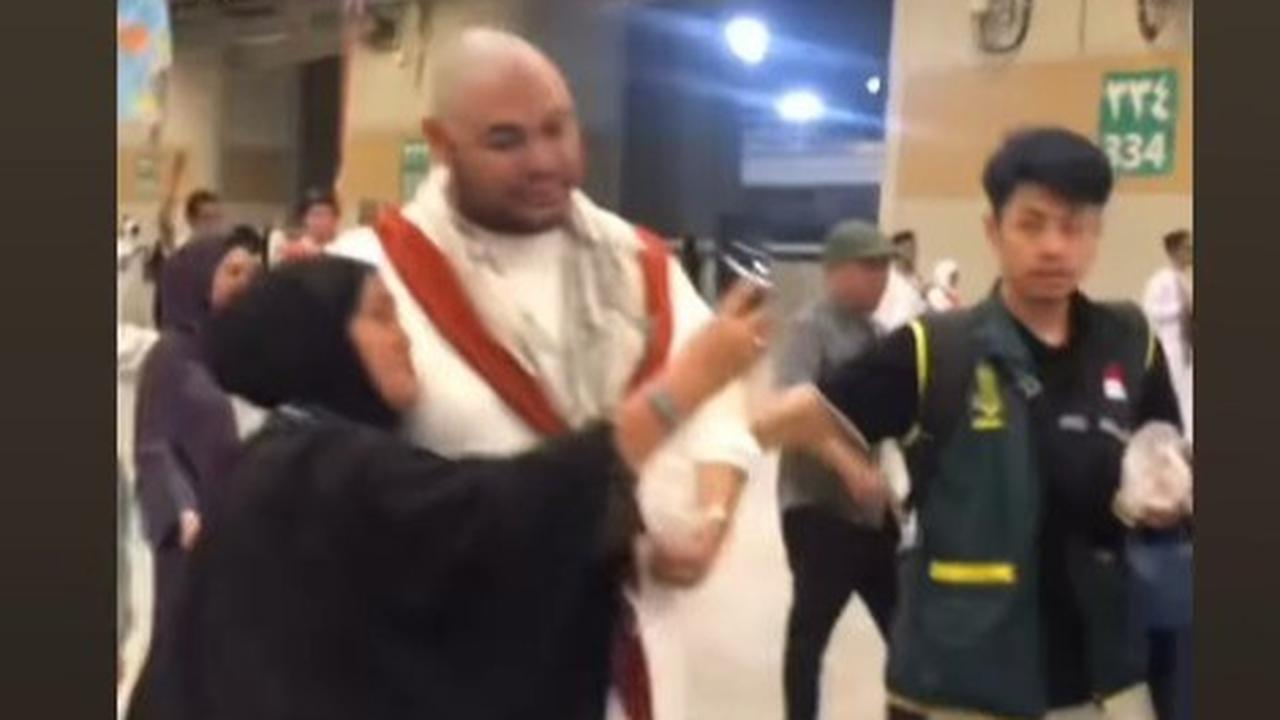 7 Potret Ivan Gunawan Jalan Kaki Menuju Jamarat untuk Lempar Jumrah, Langsung Diserbu Emak-Emak Jemaah Haji Indonesia Minta Foto Bareng