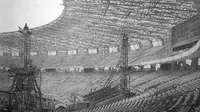 Pembangunan Stadion Gelora Bung Karno pada April 1962 (Wikipedia)
