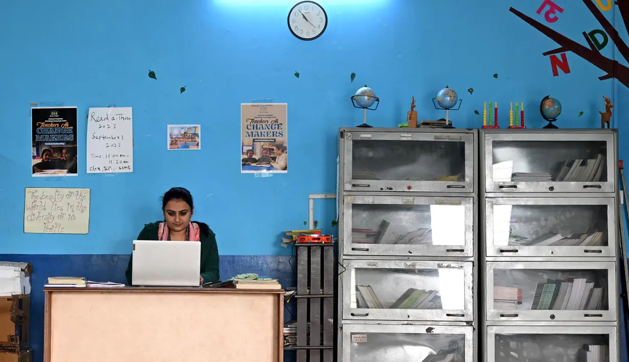 Untuk sementara, pembelajaran di sekolah-sekolah akan dialihkan dari tatap muka menjadi daring atau online. (Arun SANKAR/AFP)