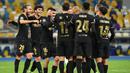 Pemain Barcelona merayakan gol yang dicetak Martin Braithwaite ke gawang Dynamo Kiev pada laga Liga Champions di Stadion NSK Olimpiyskiy, Rabu (25/11/2020) dini hari WIB. Barcelona menang 4-0 atas Dynamo Kiev. (AFP/Sergei Supinsky)