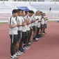 Para pemain Timnas Indonesia U-22 bersama pelatih dan official doa bersama saat latihan di Stadion Rizal Memorial, Manila, Senin (25/11/2019). Latihan ini persiapan jelang laga SEA Games 2019 melawan Thailand. (Bola.com/M Iqbal Ichsan)