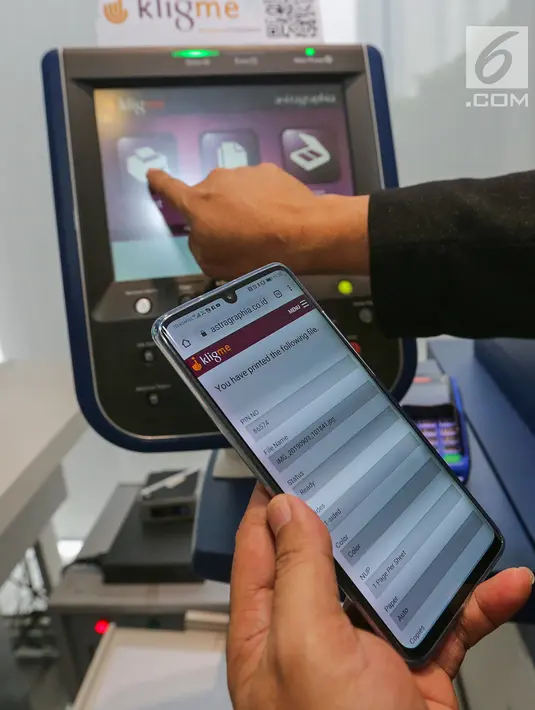 Petugas menunjukkan cara kerja print di OFiSKITA Jakarta, (3/9/2019). OFiSKITA memberikan layanan one stop office solution (solusi perkantoran satu atap) mulai dari solusi dokumen end-to-end, IT / Digital Services, online printing hingga event.  (Liputan6.com/Fery Pradolo)