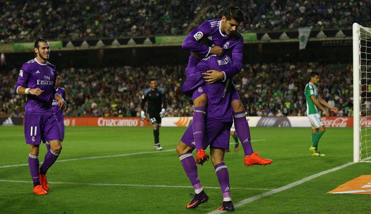 Para pemain Real Madrid merayakan gol yang dicetak Cristiano Ronaldo saat melawan Real Betis pada laga La Liga di Stadion Benito Vilamarin, Seville, Minggu (15/10/2016). Madrid menang 6-1 atas Betis. (Reuters/Marcelo Del Pozo)