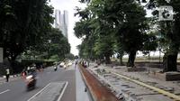Aktivitas pekerja dari Dinas Sumber Daya Air saat menyelesaikan proyek revitalisasi trotoar di Jalan RM Margono Djojohadikoesoemo, Jakarta, Kamis (16/1/2020). Revitalisasi trotoar sepanjang 300 meter ini ditargetkan rampung pada akhir Februari 2020 mendatang. (merdeka.com/Iqbal Nugroho)