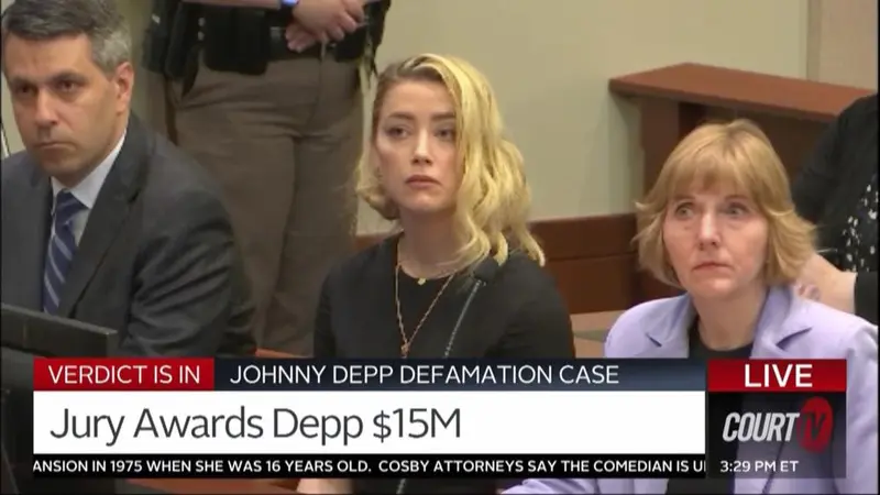 Ekspresi Amber Heard ketika Johnny Depp dinyatakan menang di kasus pencemaran nama baik.