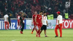 Pemain Persija, M Rezaldi Hehanusa (ketiga kanan) tertunduk usai dikalahkan Home United pada laga kedua Semifinal Zona Asia Tenggara Piala AFC 2018 di Stadion GBK, Jakarta, Selasa (15/5). Persija kalah 1-3. (Liputan6.com/Helmi Fithriansyah)