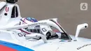 Pembalap dari tim Andretti Formula E, Jake Dennis memacu kecepatan saat mengikuti sesi kualifikasi Formula E World Championship musim ke-11 di Jakarta International E-Prix Circuit (JIEC) di Ancol, Jakarta, Sabtu (21/6/2025). (Liputan6.com/Herman Zakharia)