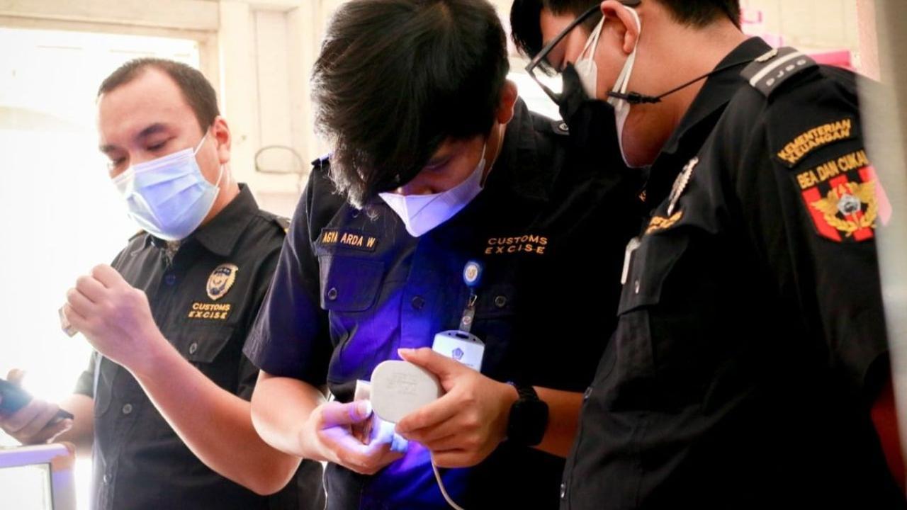 "Kasus penipuan yang dilaporkan kami kategorikan menjadi dua, yaitu penipuan material, yang ditandai dengan sudah terjadinya kerugian material, dan penipuan nonmaterial, yang ditandai dengan belum terjadinya kerugian material,"