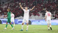 Kapten Timnas Indonesia, Jay Idzes dalam laga melawan Timnas Arab Saudi di Stadion Utama Gelora Bung Karno, Jakarta, Selasa (19/11/2024). (Bola.com/Abdul Aziz).