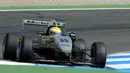 Tak hanya Kimi, pebalap asal Inggris yang merupakan juara dunia tiga kali, Lewis Hamilton, juga memulai karier balapnya bersama Manor. (www.speedsportmagazine.com)