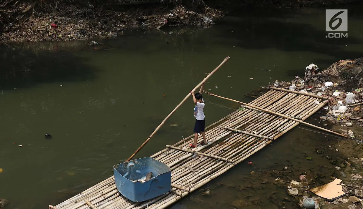 Seorang anak bermain di bantaran Sungai Ciliwung, Jakarta, Jumat (7/9). Dinas Lingkungan Hidup DKI Jakarta mengungkapkan 61% aliran sungai di Jakarta mengalami pencemaran berat berasal dari limbah domestik dan indsutri. (Liputan6.com/Immanuel Antonius)