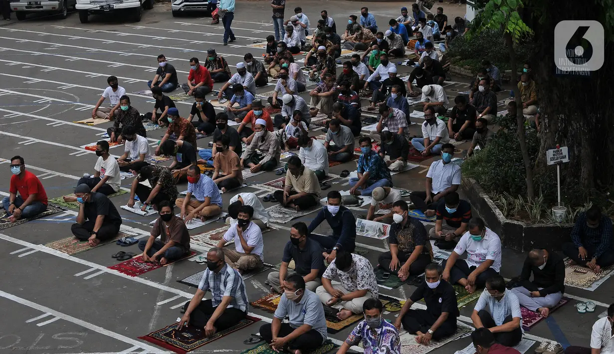 Umat Islam mendengarkan khotbah sebelum menunaikan Salat Jumat dengan menjaga jarak fisik di Masjid Cut Meutia, Jakarta, Jumat (16/10/2020). Pelaksanaan salat Jumat sesuai dengan aturan pemberlakuan pelaksanaan kegiatan di tempat ibadah pada masa PSBB transisi. (Liputan6.com/Herman Zakharia)