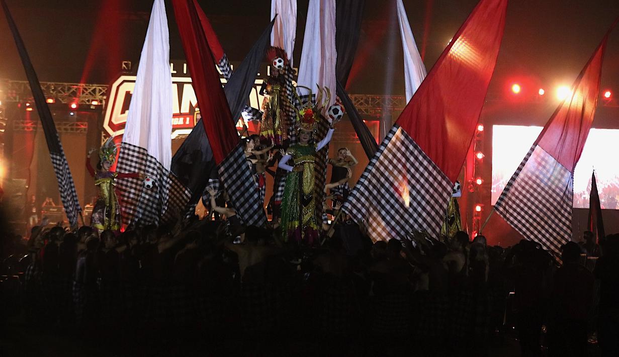 Penampilan Tari Kecak saat merayakan keberhasilan Bali United meraih gelar juara Liga 1 2019 di Stadion Kapten I Wayan Dipta, Bali, Senin (23/12). Puncak perayaan juara ini dimeriahkan Via Vallen dan Tari Kecak. (Bola.com/Aditya Wany)
