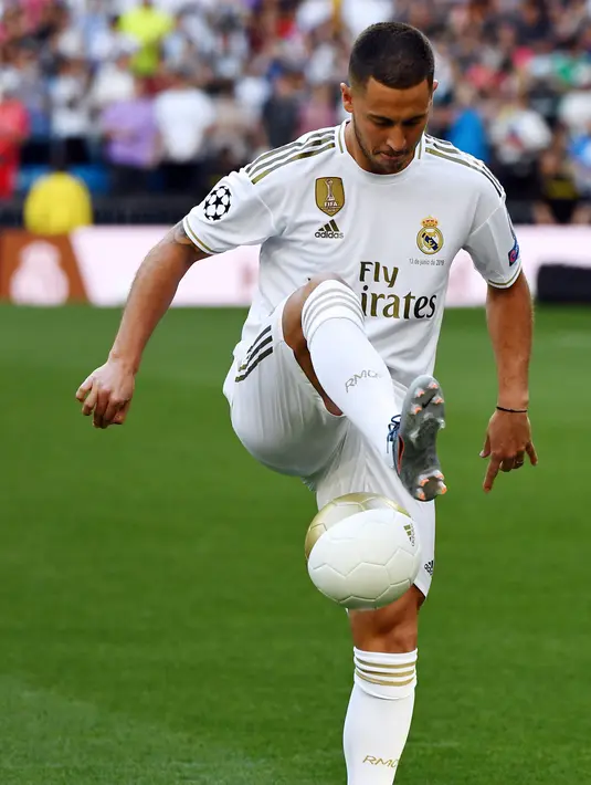 Pemain baru Real Madrid, Eden Hazard menjuggling bola saat diperkenalkan di stadion Santiago Bernabeu di Madrid, Spanyol (13/6/2019). Hazard dikontrak Real Madrid dengan durasi lima tahun hingga 2024. (AFP Photo/Gabriel Bouys)