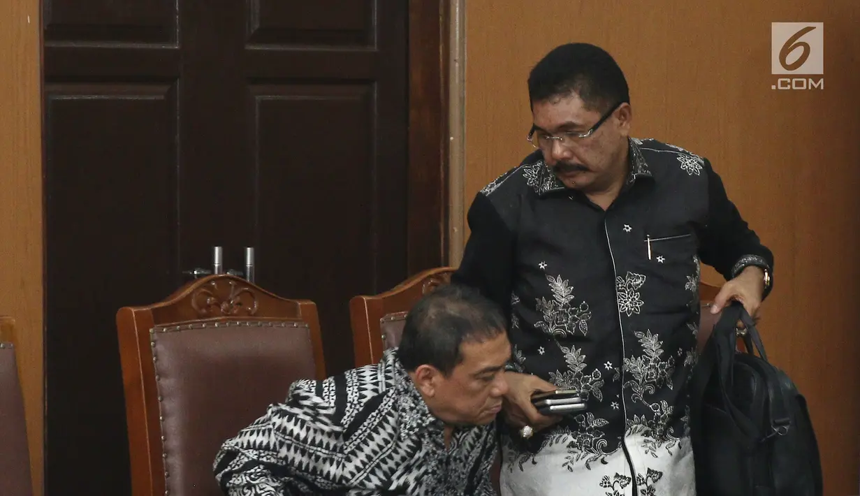 Kuasa hukum Gubernur Aceh nonaktif Irwandi Yusuf usai mengikuti sidang praperadilan di di PN Jakarta Selatan, Rabu (24/10). Hakim tunggal Riyadi Sunindyo menolak permohonan praperadilan Irwandi Yusuf. (Liputan6.com/Herman Zakharia)