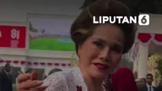Kehadiran Ratna Sari Dewi Soekarno di Istana Merdeka hari ini (17/8) sukses mencuri perhatian. Dalam balutan kebaya putih yang bersahaja namun memancarkan aura elegan, istri mendiang Sang Proklamator ini turut hadir merayakan HUT ke-81 Kemerdekaan RI.