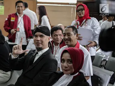 Musikus Ahmad Dhani berpose saat difoto awak media jelang mengikuti sidang kasus ujaran kebencian  di PN Jakarta Selatan, Senin (23/4). (Liputan6.com/Faizal Fanani)