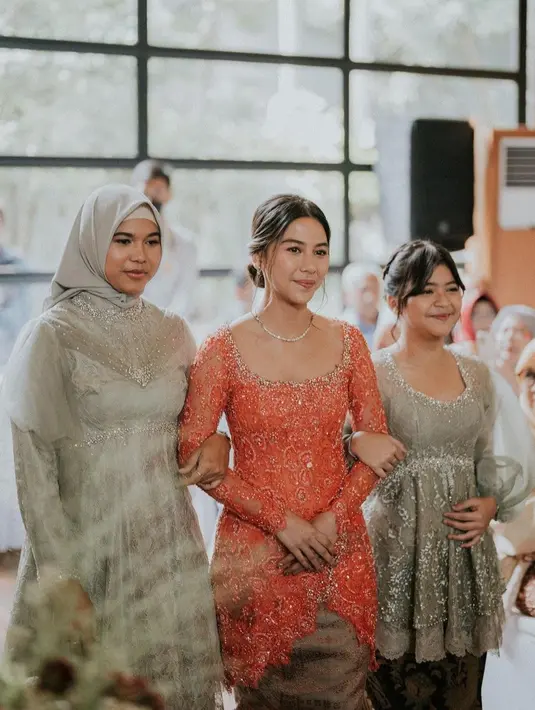 Melalui media sosialnya, Adinda Thomas membagikan beberapa potret momen acara lamaran. [instagram/adindathomas]