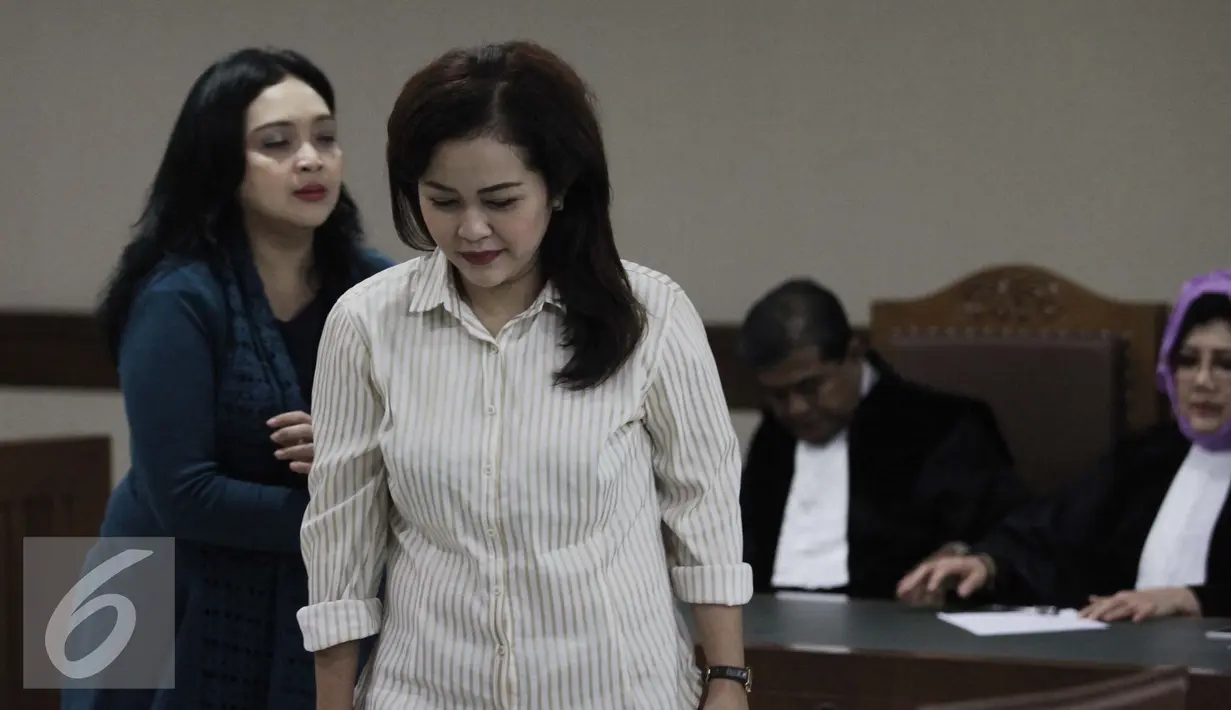 Ekspresi dua kolega mantan anggota Komisi V DPR Damayanti Wisnu Putranti, Dessy Ariyati Edwin (kanan) dan Julia Prasetyarini usai menjalani sidang putusan di Pengadilan Tipikor Jakarta, Rabu (7/9). (Liputan6.com/Helmi Afandi)