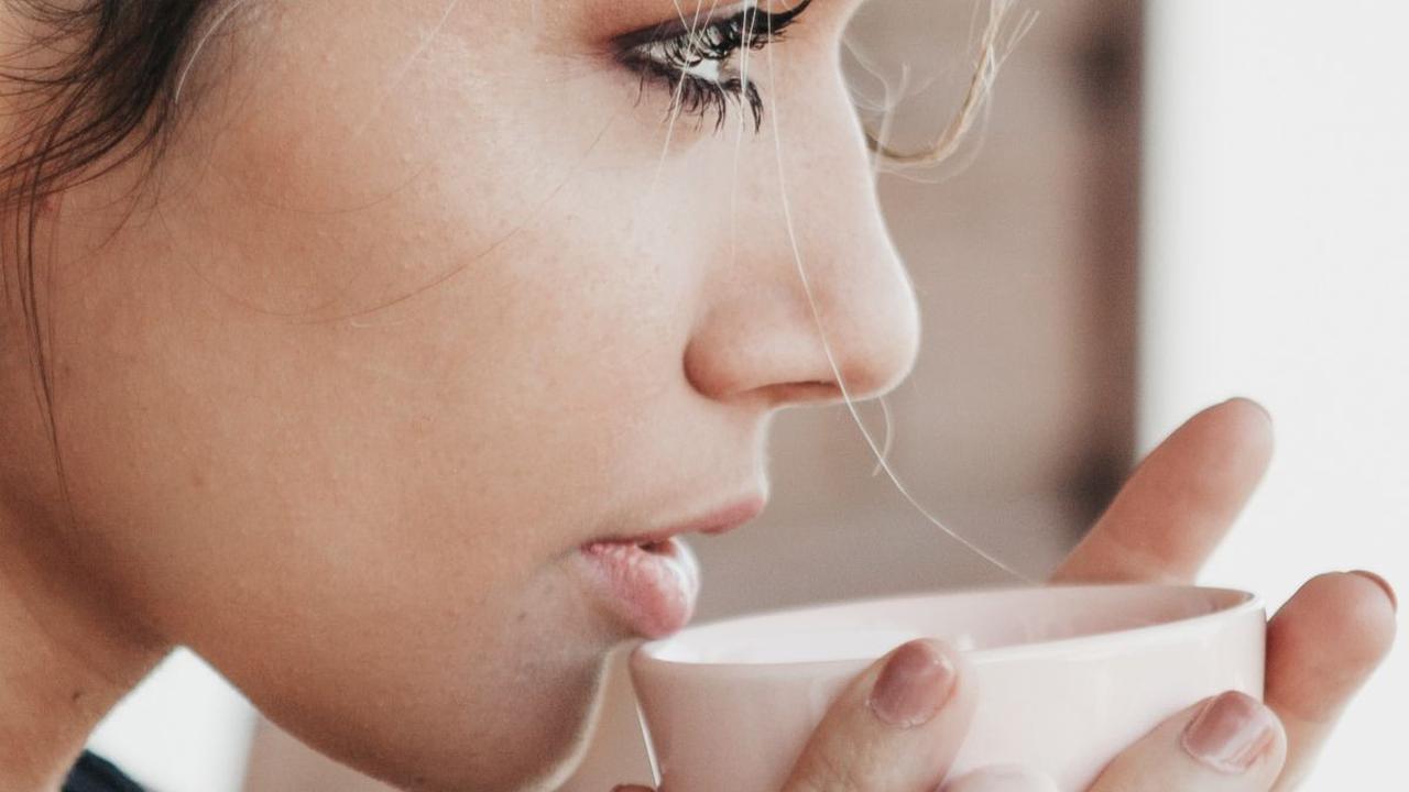 Sering terbangun di malam hari dan mendengkur mungkin bisa jadi efek minum kopi di malam hari bagi seseorang. Penting untuk mengawasi sejumlah sinyal yang ditunjukkan tubuh usai konsumsi kopi ini.