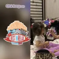 Lucunya Dua Bocah yang Lagi Main Alat Make Up 