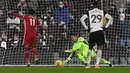 Striker Liverpool, Mohamed Salah, melakukan eksekusi penalti yang gagal dibendung kiper Fulham, Alphonse Areola, dalam laga lanjutan Liga Inggris 2020/21 pekan ke-12 di Craven Cottage, Minggu (13/12/2020). Liverpool bermain imbang 1-1 dengan Fulham. (AFP/Neil Hall/Pool)