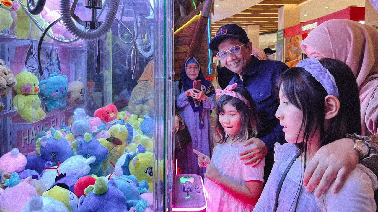 Calon wakil presiden (cawapres) nomor urut tiga Mahfud Md saat bermain bersama cucunya.