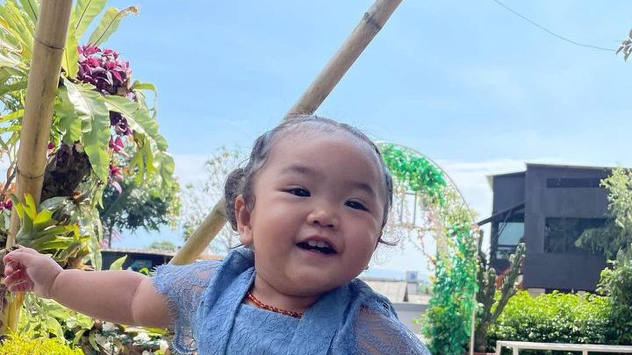 Baby Xarena juga memiliki paras cantik. Baby Xarena mewarisi wajah cantik sang ibunda, Siti Badriah.