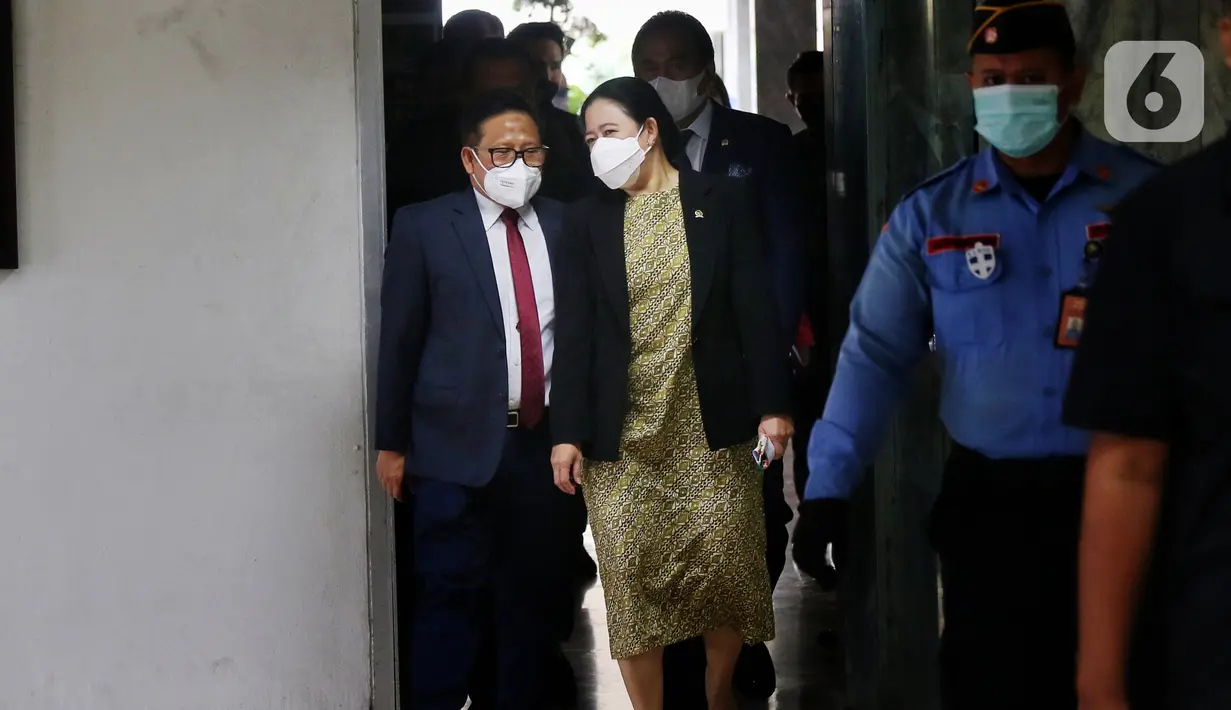 Ketua DPR Puan Maharani berbincang dengan wakil ketua Muhaimin Iskandar saat tiba menghadiri Paripurna ke-20, Masa Sidang IV Tahun 2021-2022 di Nusantara II, Kompleks Parlemen, Senayan, Jakarta, Kamis (14/4/2022). Paripurna DPR Tutup Masa Sidang IV Tahun 2021-2022. (Liputan6.com/Angga Yuniar)