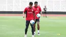 Muhammad Ferarri (kiri) terlihat serius mengikuti latihan bersama Timnas Indonesia U-22 di Stadion Madya, Senayan, Jakarta, Rabu (26/11/2025).