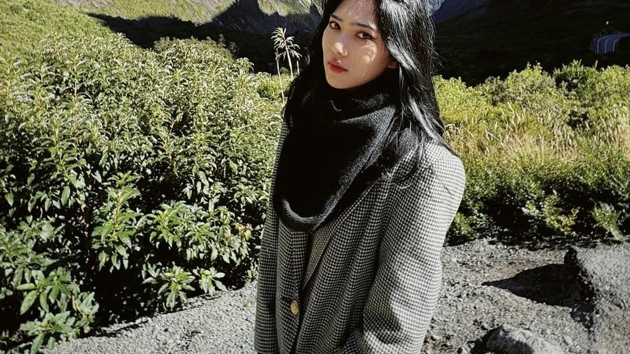 5 Potret Terbaru Isyana Sarasvati dengan Makeup Simple dan Natural, Dipuji Cantik Pancarkan Pesona Kecantikan Alaminya