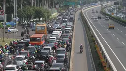 Pengendara memasuki jalur bus Transjakarta di Jalan Gatot Subroto, Jakarta, Senin (13/6). Aturan tilang dan denda  ini terhitung mulai Senin (13/6). (Liputan6.com/Gempur M Surya)
