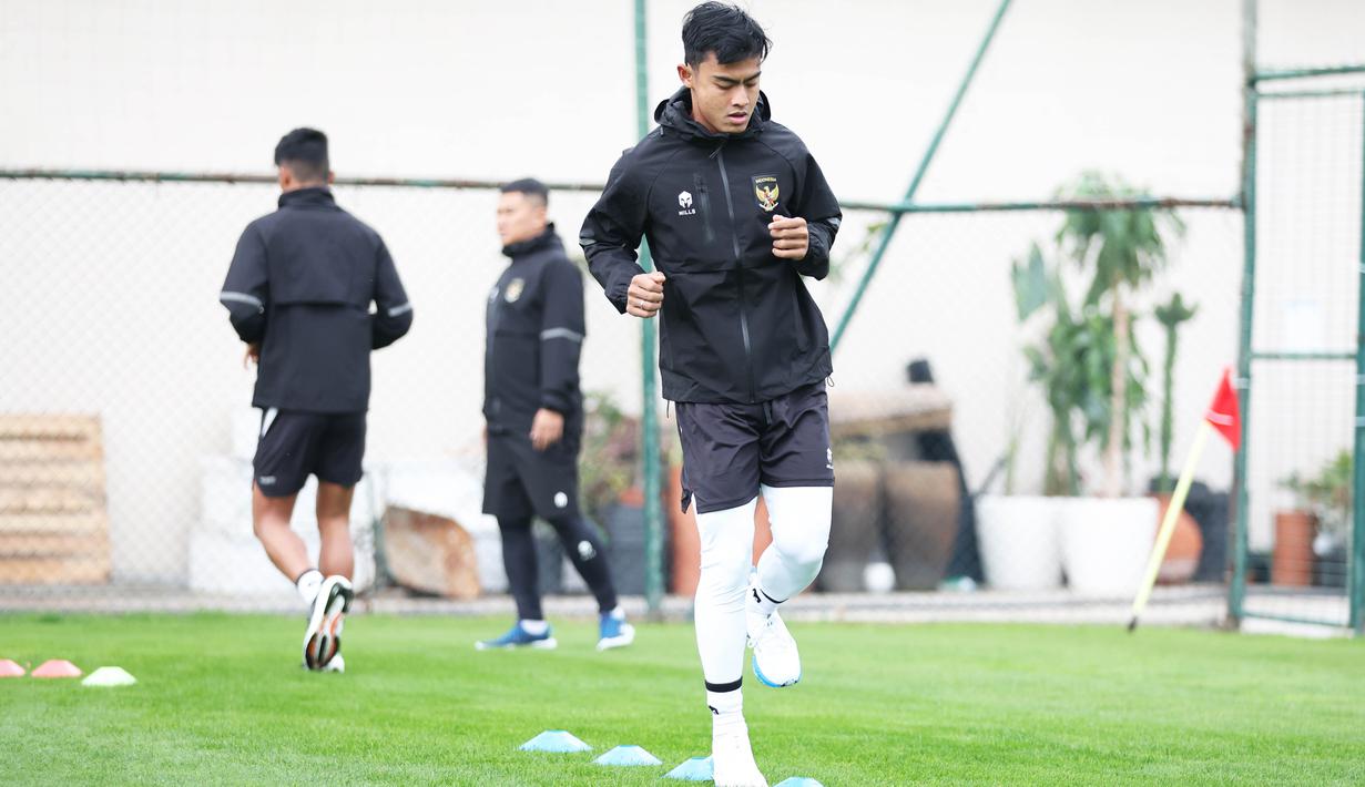 Pemain Timnas Indonesia, Pratama Arhan, melakukan pemanasan saat mengikuti pemusatan latihan di Turki, Kamis (21/12/2023). (Dok. PSSI)