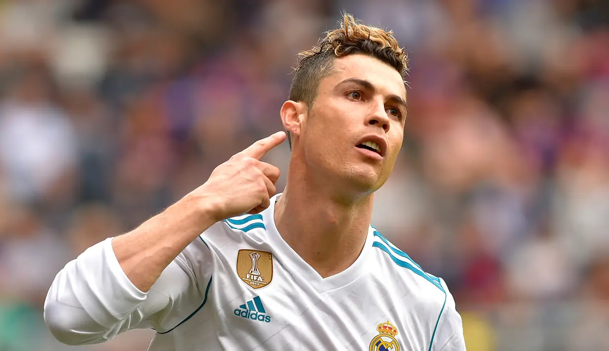 Pemain Real Madrid, Cristiano Ronaldo mengacungkan jari telunjuknya usai mencetak gol ke gawang Eibar pada laga La Liga di Stadion Ipurua, Eibar. Sabtu (10/3). Dua gol Ronaldo membuat Real Madrid memenangkan pertandingan. (ANDER GILLENEA/AFP)