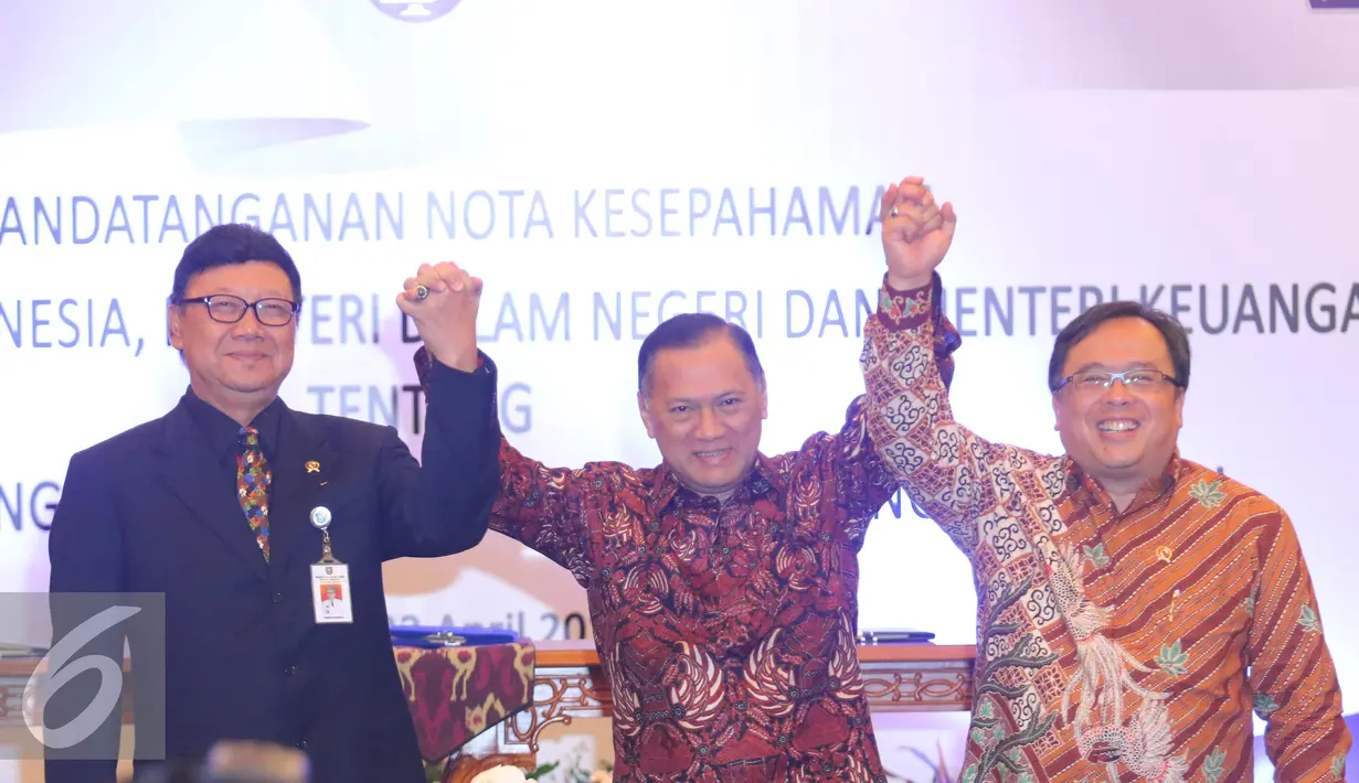 Mendagri Tjahjo Kumolo, Gubernur BI Agus Martowadjojo, Menkeu Bambang Brodjonegoro mengangkat tangan bersama usai penandatanganan MoU tentang koordinasi pengembangan ekonomi dan keuangan daerah, Jakarta, Jumat (21/4). (Liputan6.com/Angga Yuniar)