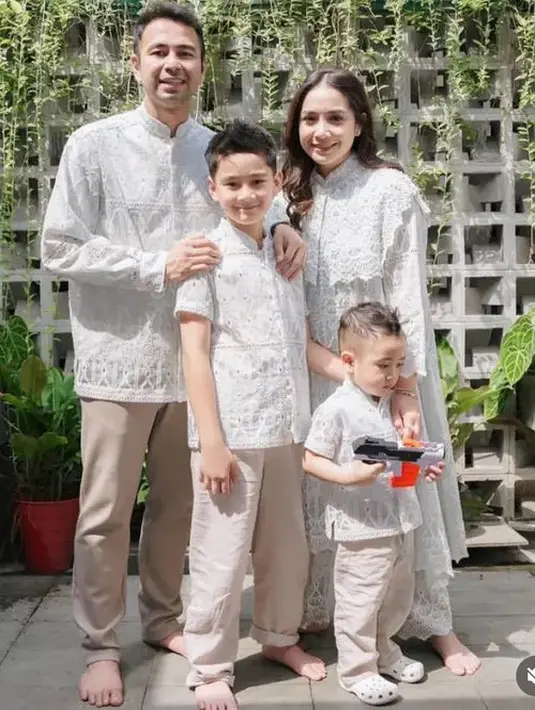 Nagita Slavina dan keluarganya tampil kompak mengenakan busana serba lace. Nagita mengenakan atasan tunik dipadukan celana panjangnya. [@raffinagita1717]