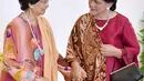 Ibu Negara Iriana Joko Widodo (kanan) berbincang dengan istri PM Malaysia Mahathir Mohamad, Siti Hasmah (kiri) di Istana Bogor, Jawa Barat, Jumat (29/6). Hasmah dan suami berada di Indonesia pada 28-29 Juni. (Liputan6.com/Pool/Biro Pers Setpress)