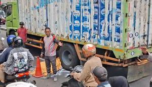 Kecelakaan lalu lintas pengendara sepeda motor terlindas truk di Jalan Raya Bogor, Depok (Liputan6.com/Dicky Agung Prihanto)