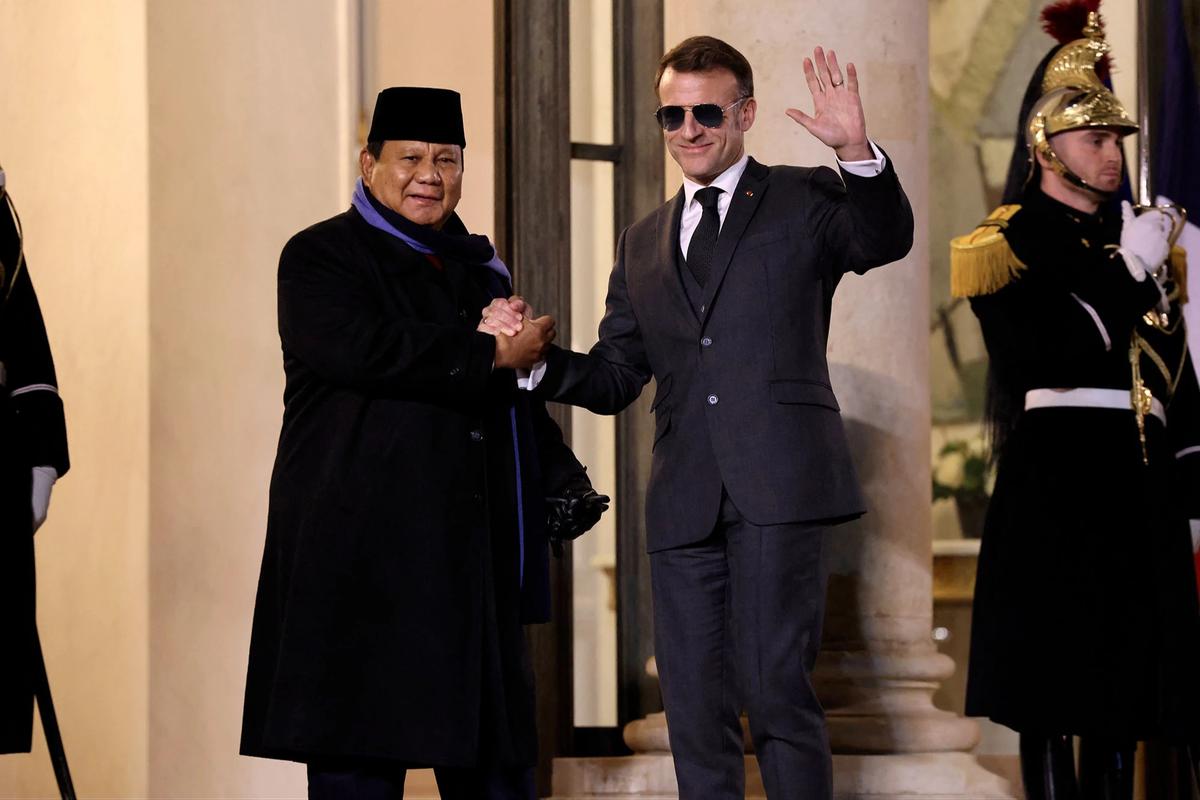 FOTO: Momen Keakraban Prabowo dan Macron dalam Pertemuan di Istana Elysee