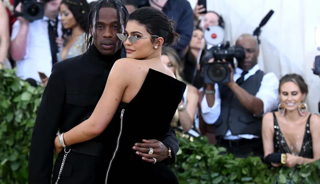 "Tyga tak suka melihat   Travis memeluk Kylie Jenner dan   tak ingin membaca wawancaranya juga," lanjut sumber. (NOAM GALAI  GETTY IMAGES NORTH AMERICA  AFP)
