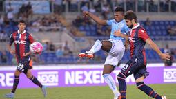 Pemain muda Lazio, Balde Keita mengontrol bola pada laga Serie A melawan Bologna di Stadion Olimpico, Italia, Minggu (23/8/2015). Lazio berhasil mengalahkan Bologna 2-1. (EPA/Maurizio Brambatti)