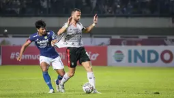 Kapten Persib Bandung, Achmad Jufriyanto menjadi pilar penting bagi skuat Robert Alberts. Selain sukses memimpin rekan-rekannya di lapangan, ia juga mampu mengawal lini pertahanan Maung Bandung dengan penampilan yang solid. Hasilnya, ia mampu membawa Persib Bandung lolos ke perempat final usai mentas dari grup neraka dengan predikat pimpinan klasemen. (Bola.com/Bagaskara Lazuardi)