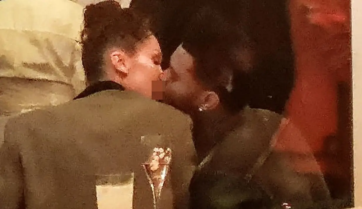 Pertama, mereka tertangkap kamera berciuman saat berada di Cannes. (Harper's Bazaar/SplashNews)