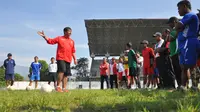 Indra Sjafri (Bola.com/Kevin Setiawan)