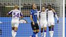 Para pemain Fiorentina merayakan gol yang dicetak oleh Kouame ke gawang Inter Milan pada laga Seria A di Stadion Giuseppe Meazza, Minggu (27/9/2020). Inter Milan menang dengan skor 4-3. (AP/Luca Bruno)