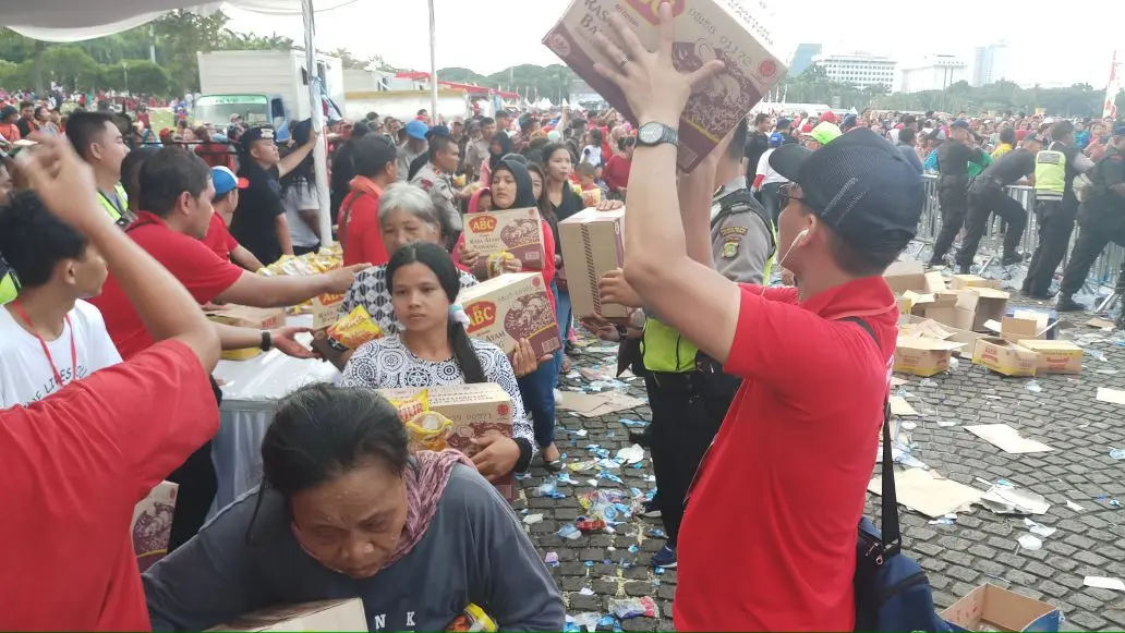 Ribuan warga menyambangi Monas dalam kegiatan bagi-bagi sembako (Liputan6.com/ Ady Anugrahadi)