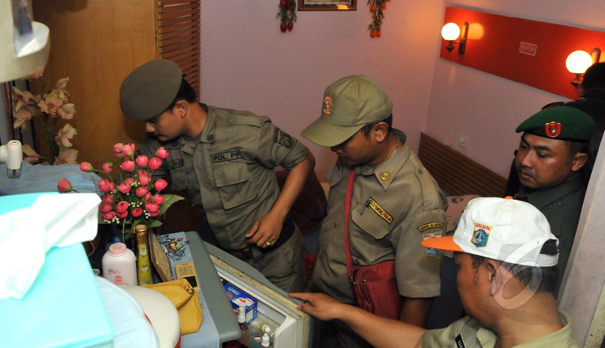 Petugas memeriksa sebuah kamar kos di kawasan kawasan Sawah Besar Jakarta (28/4/2015) . Penertiban dilakukan untuk meminimalisir kegiatan prostitusi (Liputan6.com/Andrian M Tunay)