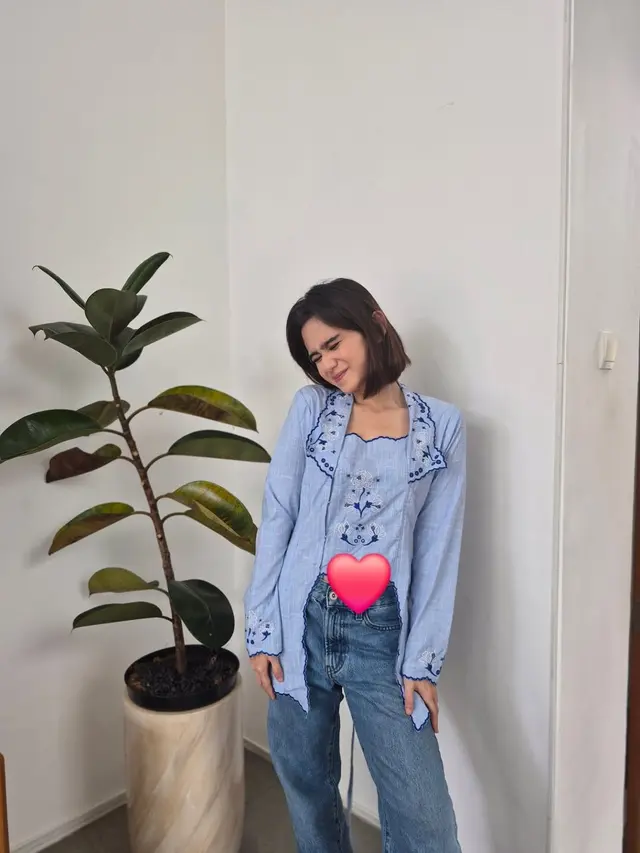 Kebaya Nggak Melulu Formal, Tissa Biani Buktikan Bisa Dipakai Santai dengan Jeans