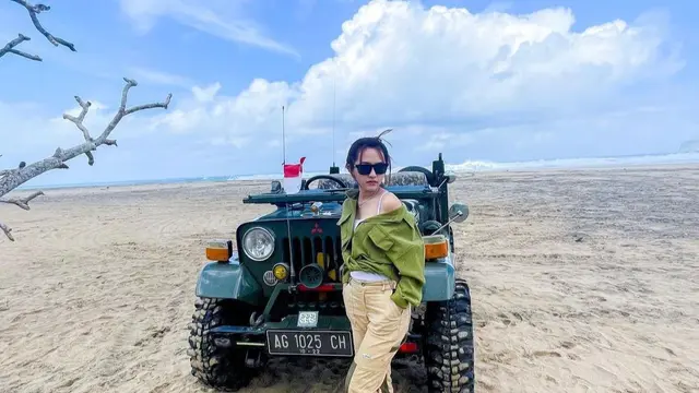 Happy Asmara di pantai Jakarta