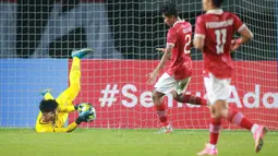 Kiper Timnas Indonesia U-19, Cahya Supardi berusaha menangkap bola saat matchday ketiga Grup A Piala AFF U-19 2022 antara Timnas Indonesia U-19 melawan Timnas Thailand U-19 di Stadion Patriot Candrabhaga, Bekasi, Jawa Barat, Rabu (06/07/2022). (Bola.com/Bagaskara Lazuardi)